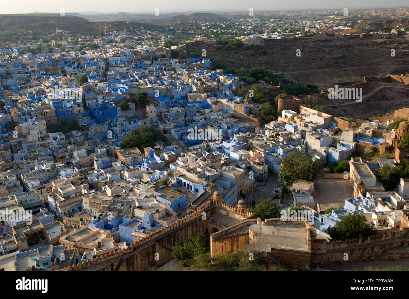 Die Wände der Wohnungen in der alten Stadt Jodhpur sind blau, die engen Gassen kühl zu halten und frei von Mücken, Jodhpur, Rajasthan, Indien gestrichen Stockfoto