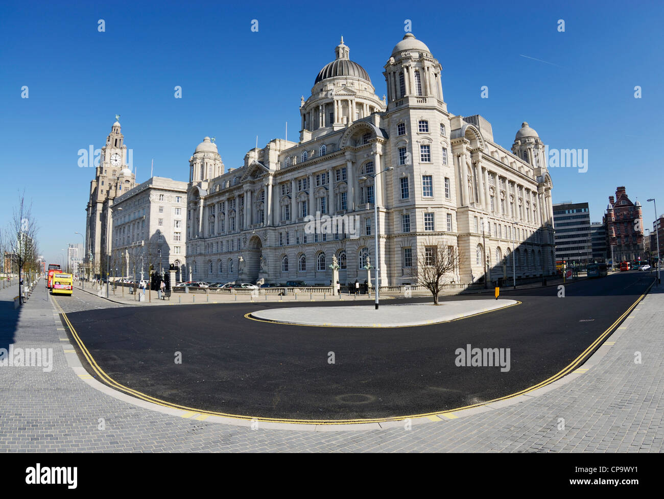 Pier Head in Liverpool mit der Klasse 2 aufgeführten Gebäude bekannt als die drei Grazien. Stockfoto