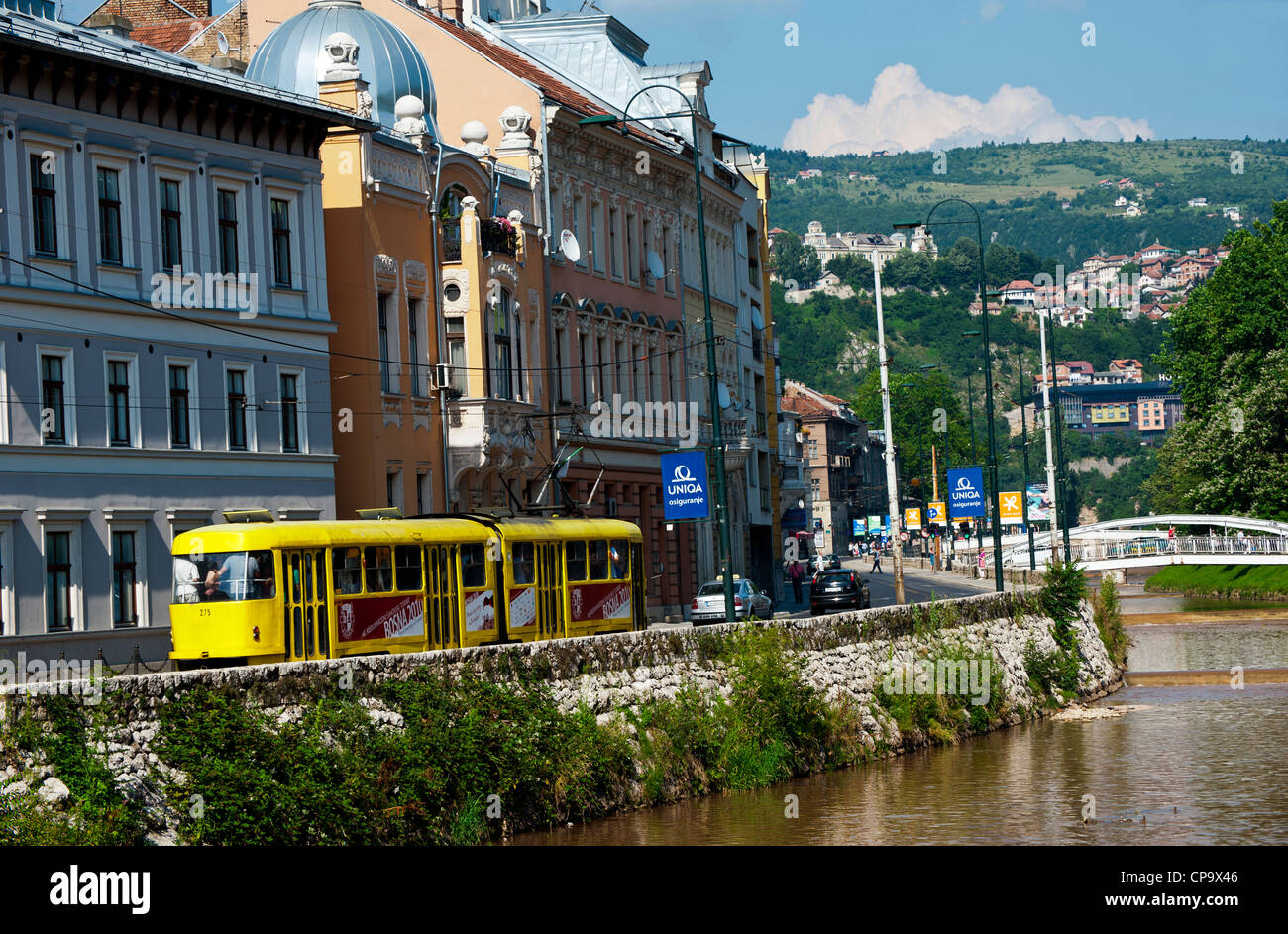 Die Straßenbahn entlang Obala Kulina Bana Straße und Miljacka Fluß