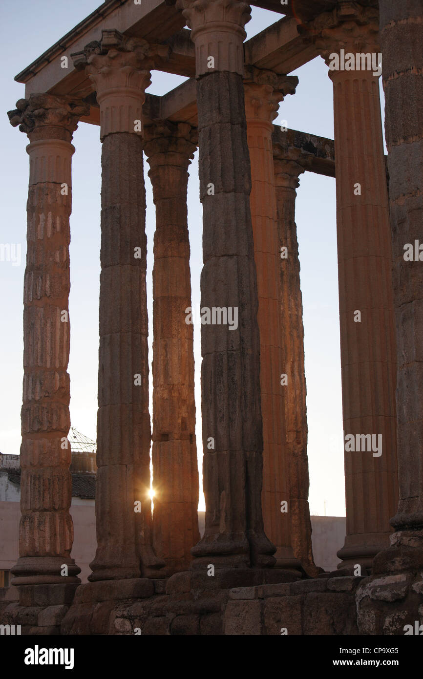 Touristen besuchen Sie die römischen Ruinen von Dianas Tempel (Templo Diana) in Mérida, Extremadura, Spanien Stockfoto