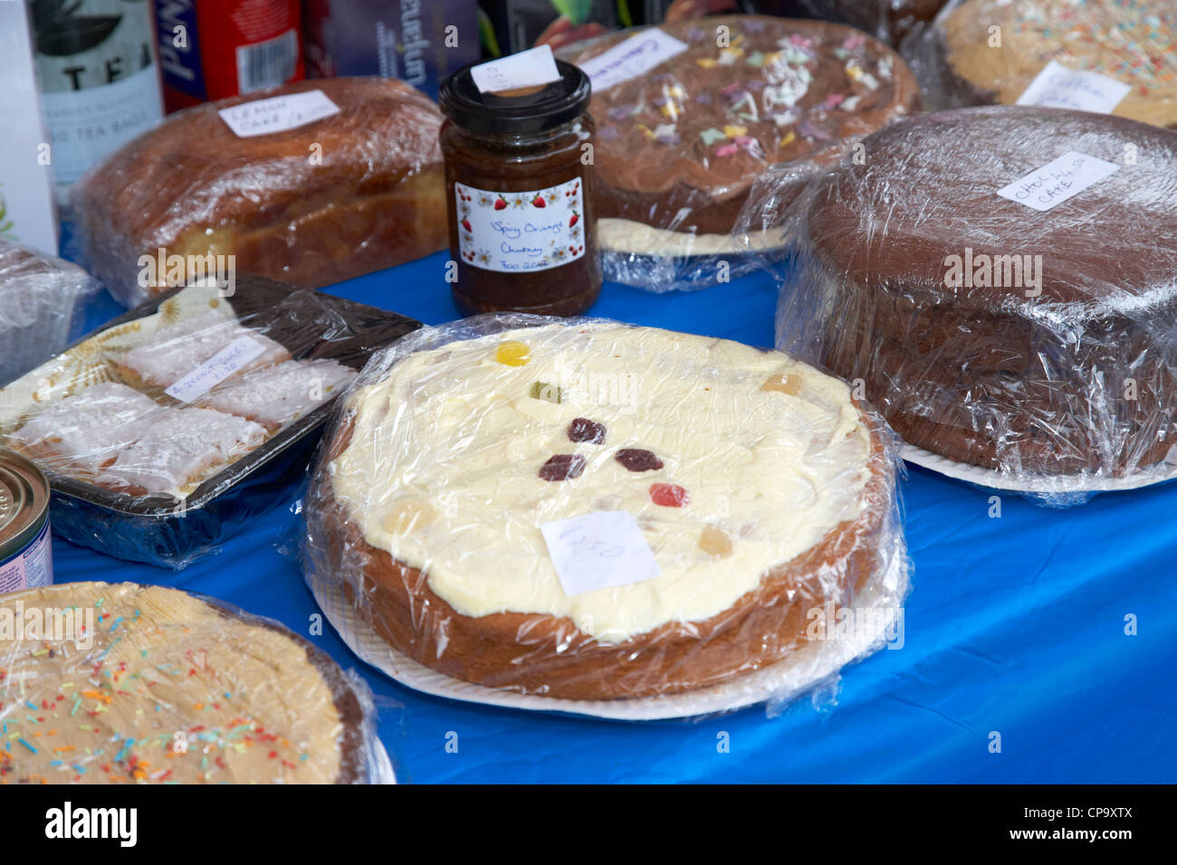 hausgemachte Kuchen, Brötchen und Chutney auf eine Wohltätigkeitsorganisation stall auf einem Markt in uk Stockfoto