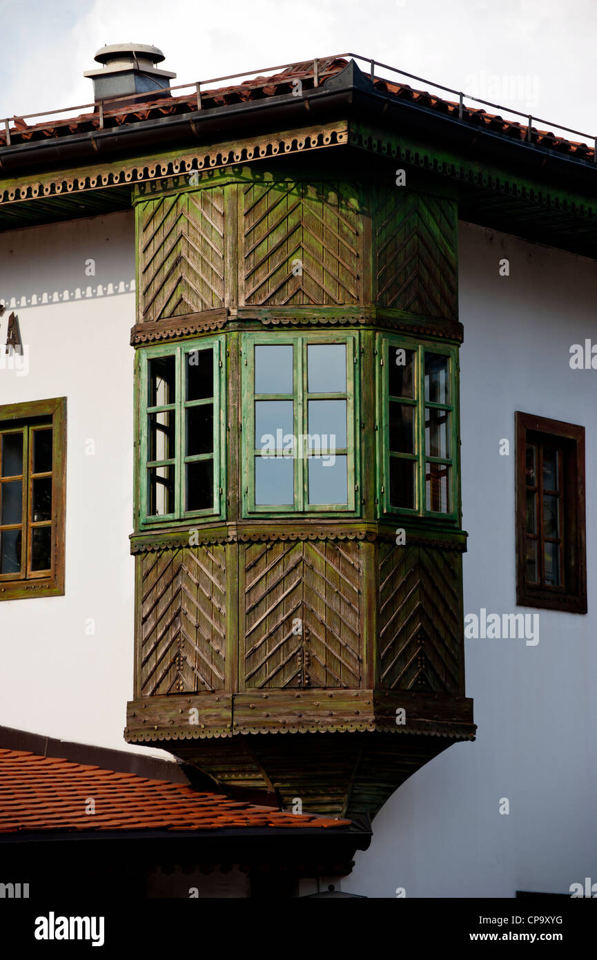 Trotz Haus Fensterdetail, in der osmanischen Wohn-Stil gebaut. Sarajevo.Bosnia - Herzegowina. Balkan. Europa. Stockfoto