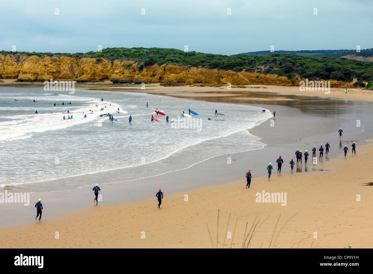 Surfer am Surf Schule, Torquay, Great Ocean Road, Victoria, Australien Stockfoto
