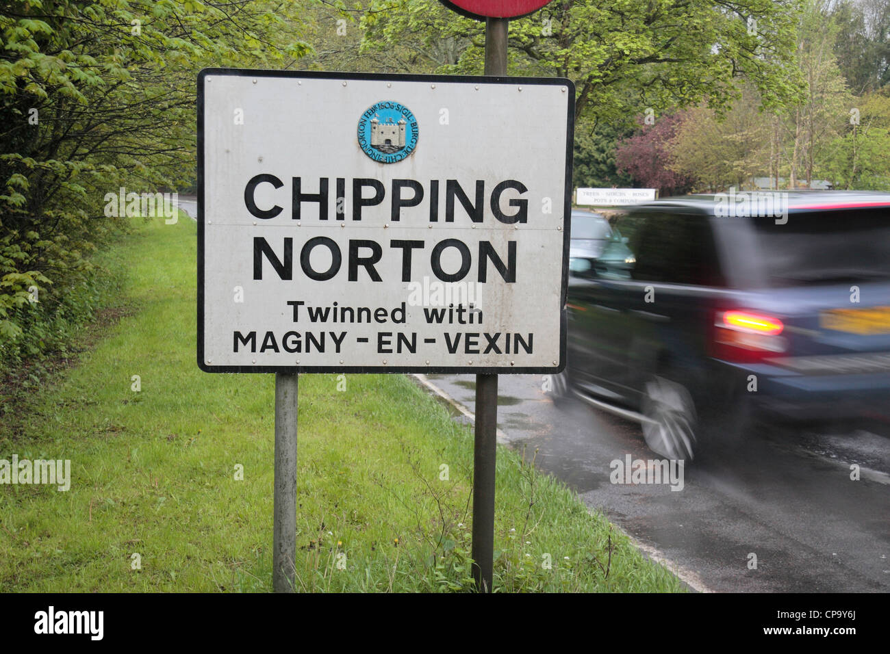 Wegweiser auf einer Straße in Chipping Norton, Oxfordshire, Vereinigtes Königreich. Stockfoto