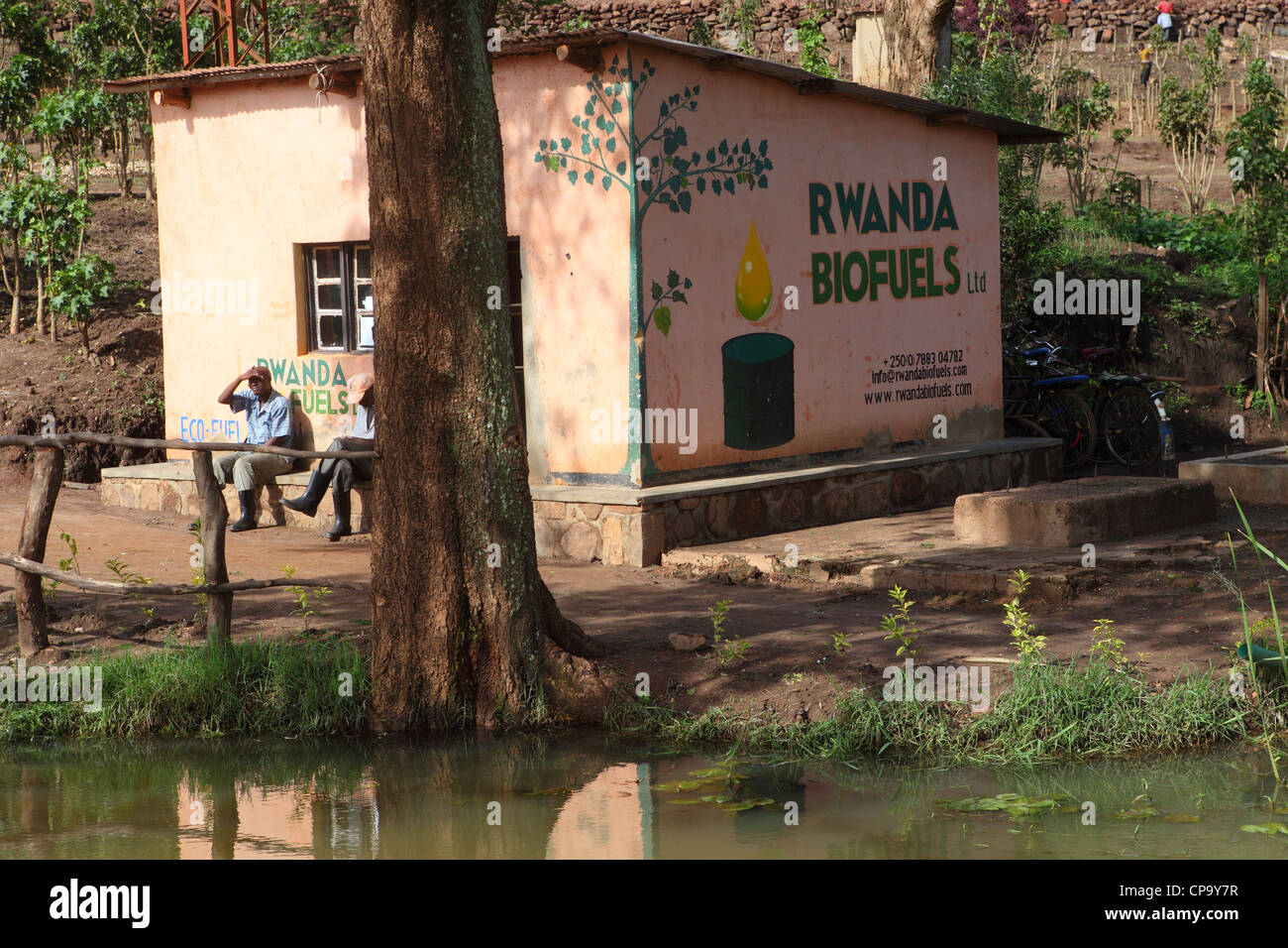 Ein Gebäude in Ruanda trägt eine Anzeige für Ruanda Biokraftstoffe. Stockfoto