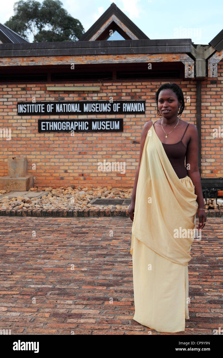 Weibliche Angestellte an der Rezeption im Ethnographischen Museum in Huye, Ruanda. Stockfoto