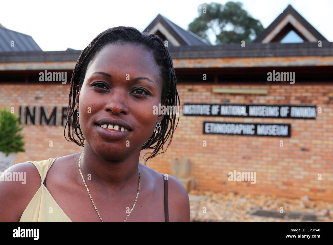 Weibliche Angestellte an der Rezeption im Ethnographischen Museum in Huye, Ruanda. Stockfoto