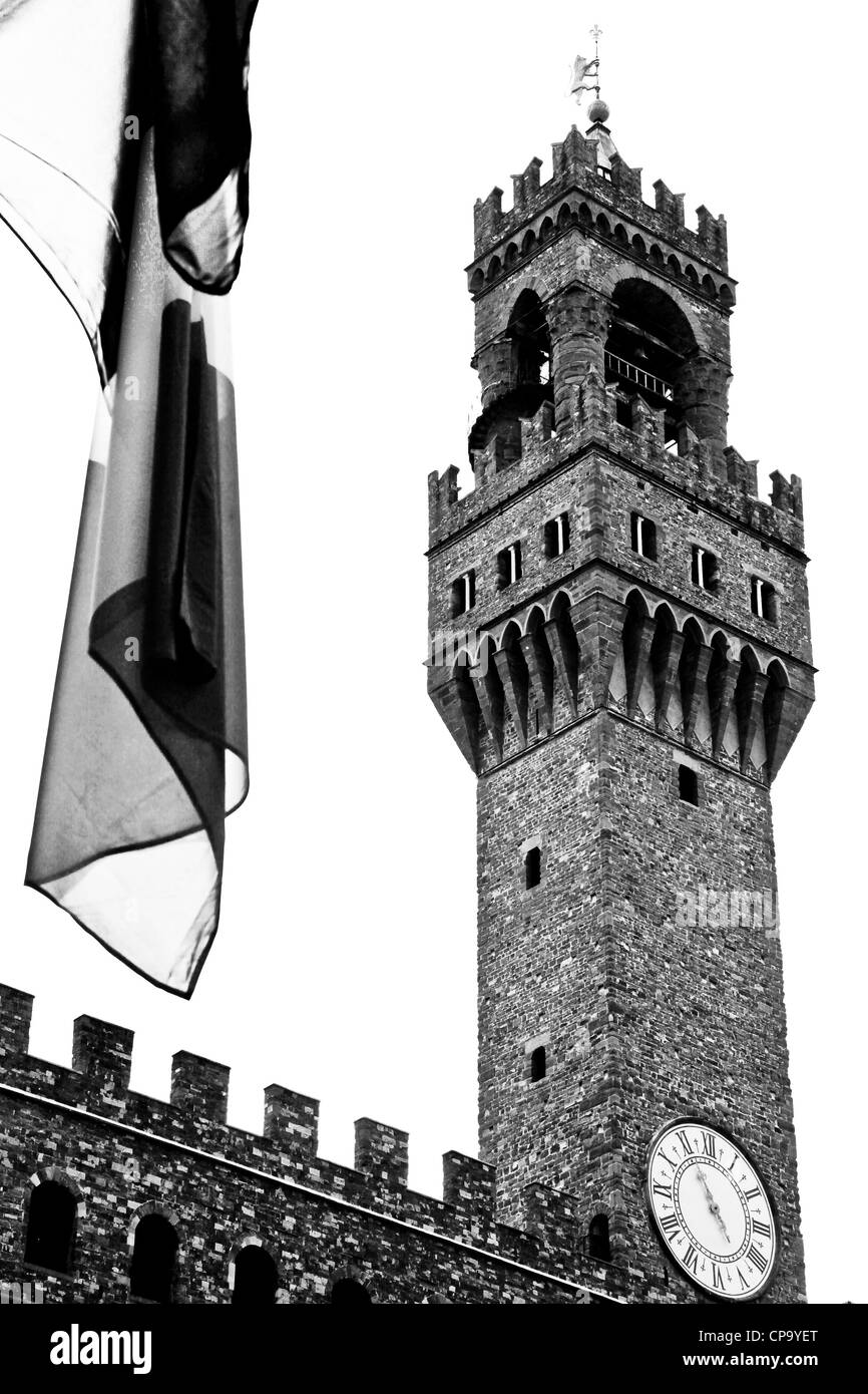 Florenz, die Palazzo Vecchio in schwarz und mit, mit der italienischen Flagge. Stockfoto