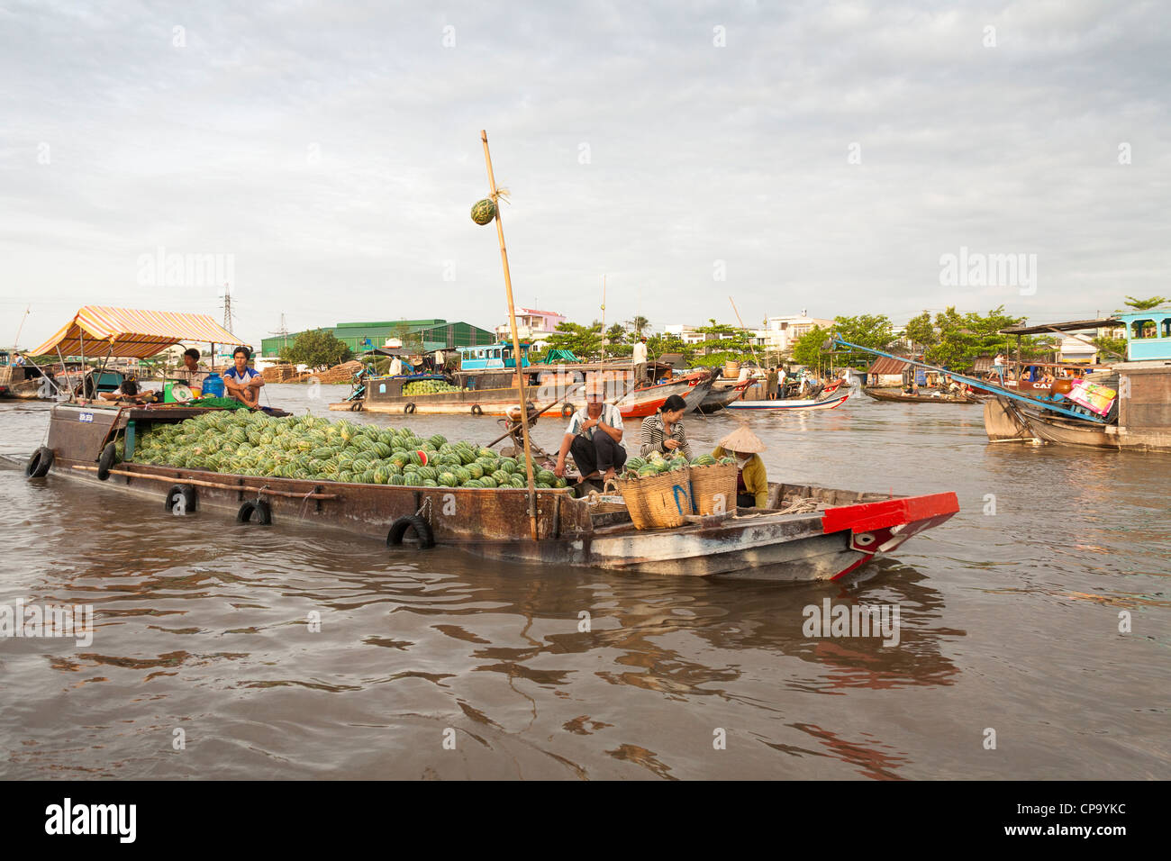 Boot beladen mit Wassermelonen in der schwimmende Markt Cai Rang in der Nähe von Can Tho, Mekong-Fluss-Delta, Vietnam Stockfoto