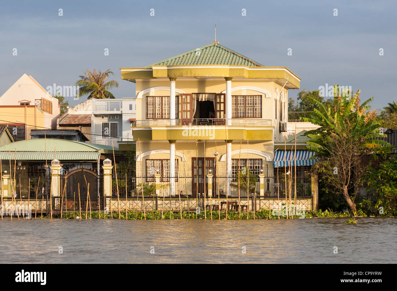 Opulente am Flussufer Zuhause, in der Nähe von Cai Rang und Can Tho, Mekong-Fluss-Delta, Vietnam Stockfoto