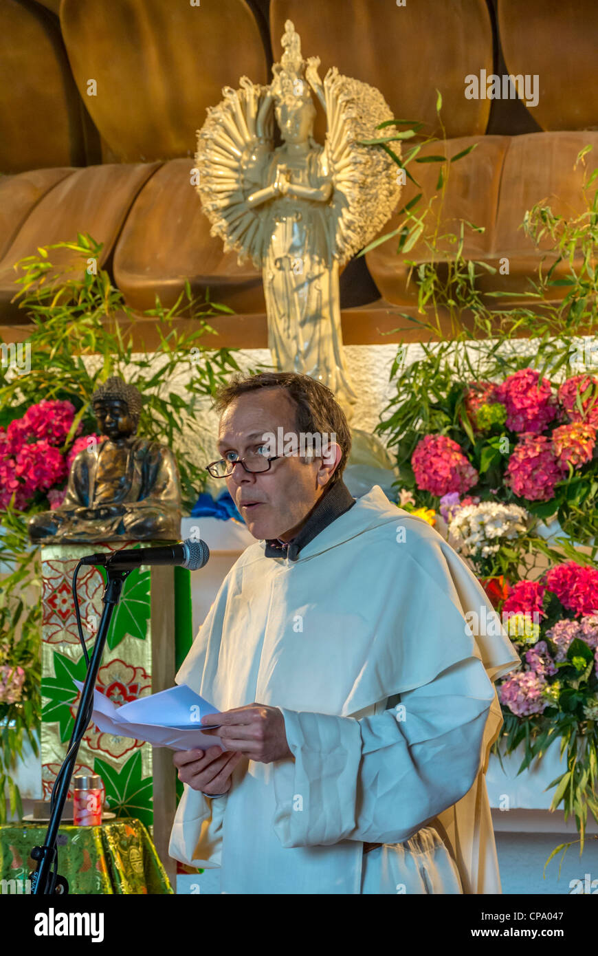 Paris, Frankreich, Interfaith Buddhist Festival, Religious Meeting, Zeremonie, Französisch protestantischen Priester, öffentlich, Sprecher halten sprechen Stockfoto