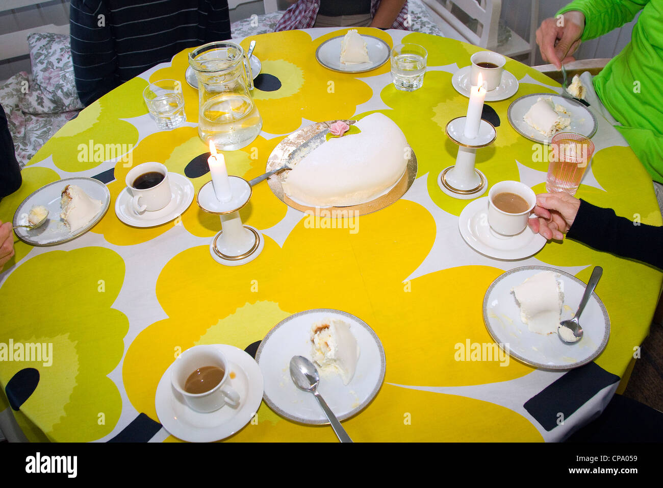 Schweden-Familie Essen Mittsommer Wüste Kaffee und Kuchen Stockfoto