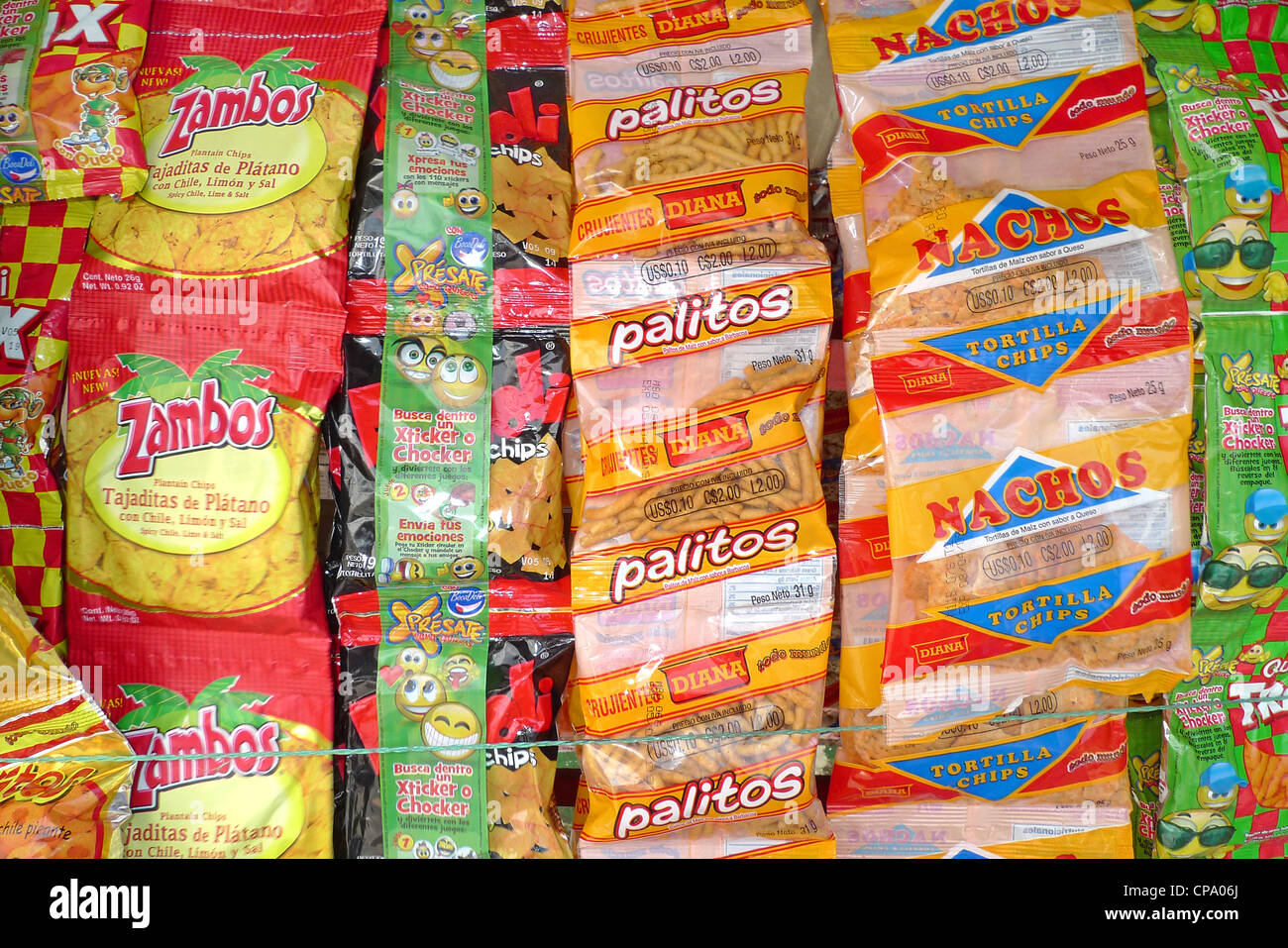 Nicaragua Matagalpa Straßenstand Anbieter mit verschiedenen lateinischen snack in Tasche Stockfoto