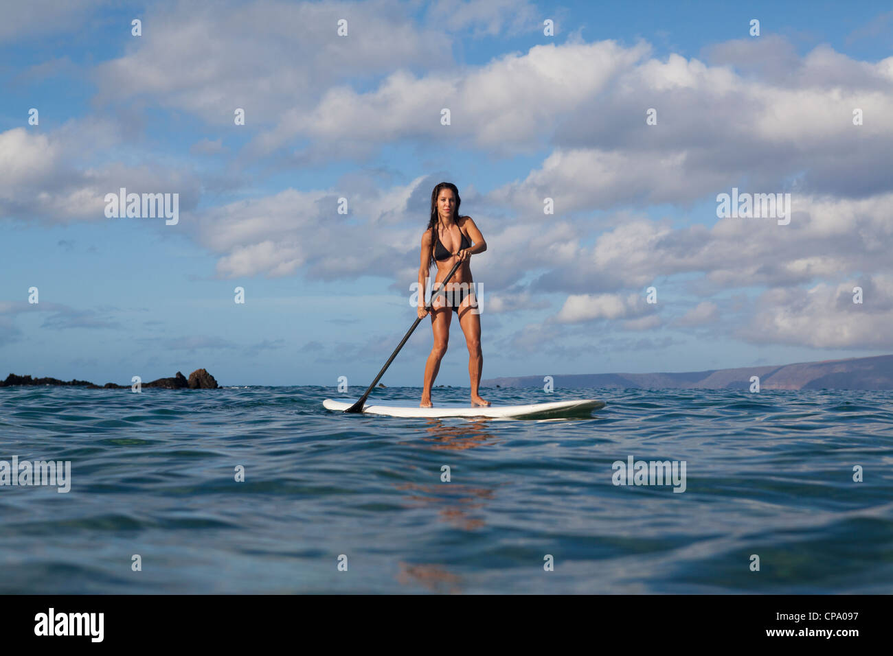 Fit, sportliche Frau Stand up Paddel am Palauea Strand in der Nähe von Wailea, Maui, Hawaii. Stockfoto