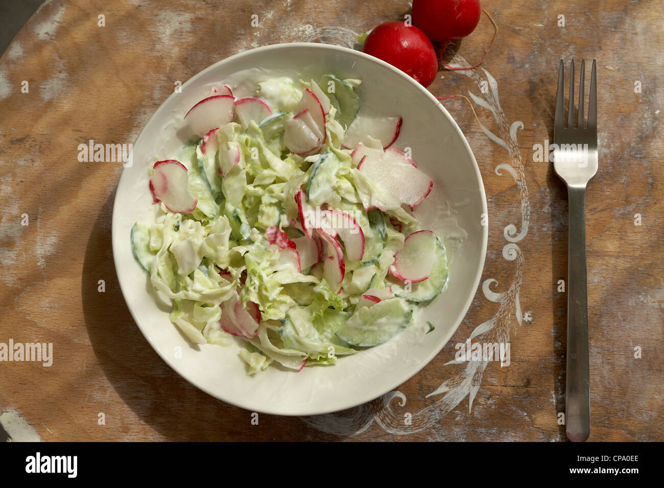 gesunde Ernährung, Low Fat Salat, Bio grüner Salat auf Teller, Sommer Mittagessen Stockfoto