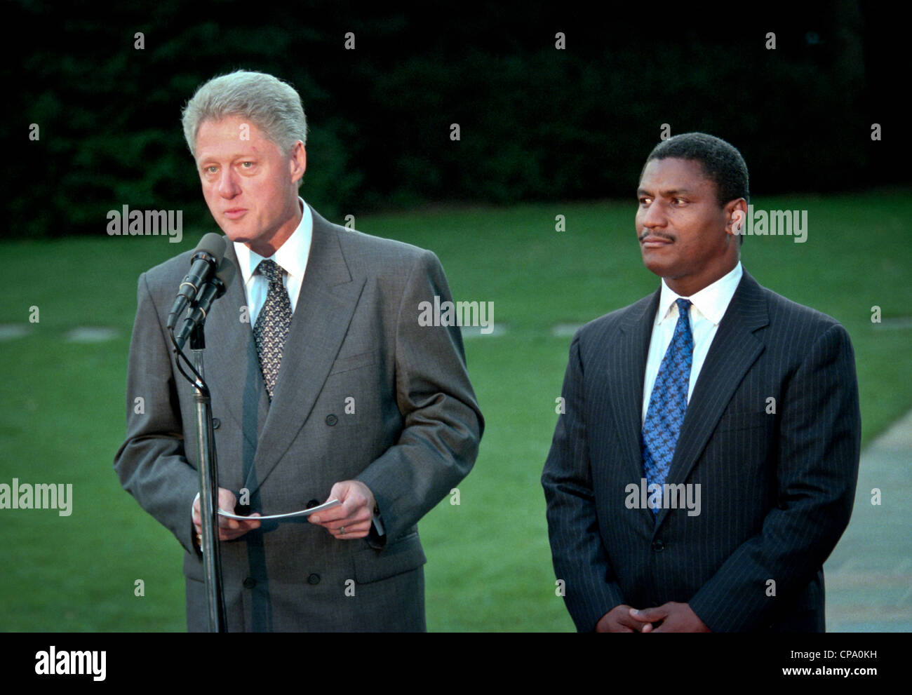 US-Präsident Bill Clinton flankiert von Transport-Sekretärin Rodney Slater sprechen Sie mit den Medien auf dem South Lawn von den Rasen des weißen Hauses 10. September 1998 in Washington, DC. Stockfoto