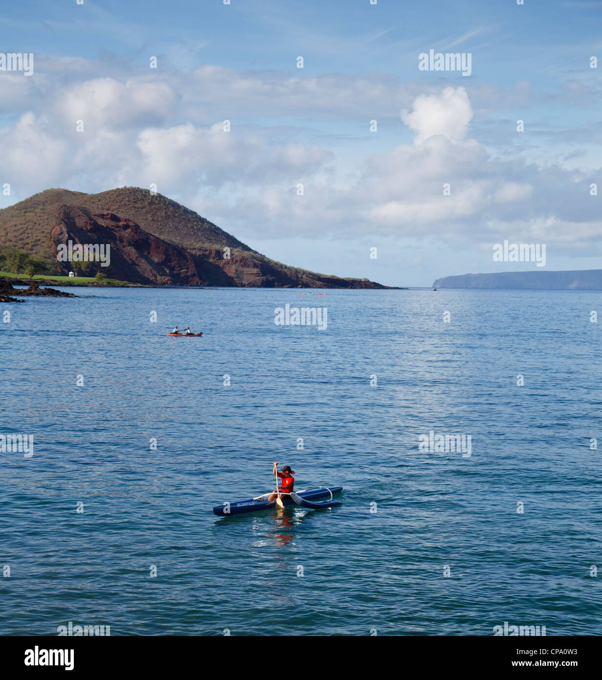 Frau Paddel ein-Personen-Ausleger-Kanu von Makena Landung auf Maui Stockfoto