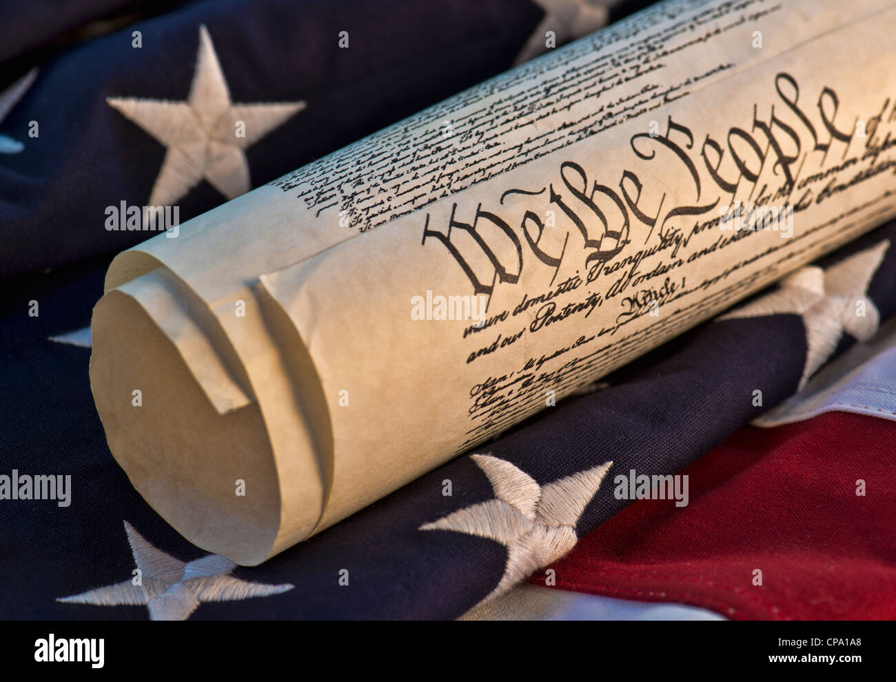 Wir sind das Volk - Verfassung der Vereinigten Staaten auf eine amerikanische Flagge Hintergrund. Stockfoto