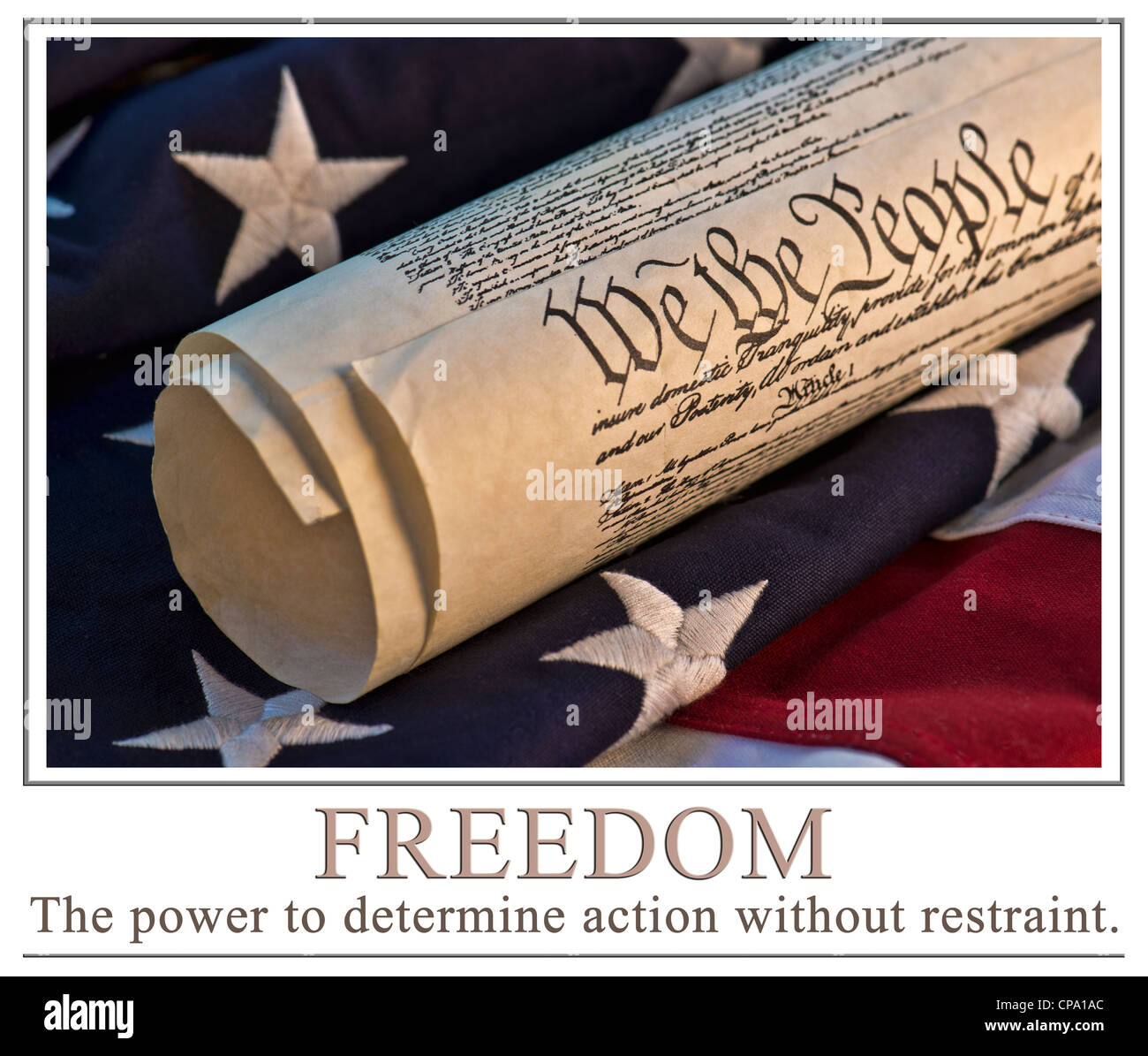 Verfassung der Vereinigten Staaten auf eine amerikanische Flagge Hintergrund. Die Worte "Freiheit - die Befugnis zur Festlegung der Aktion ohne Zurückhaltung". Stockfoto