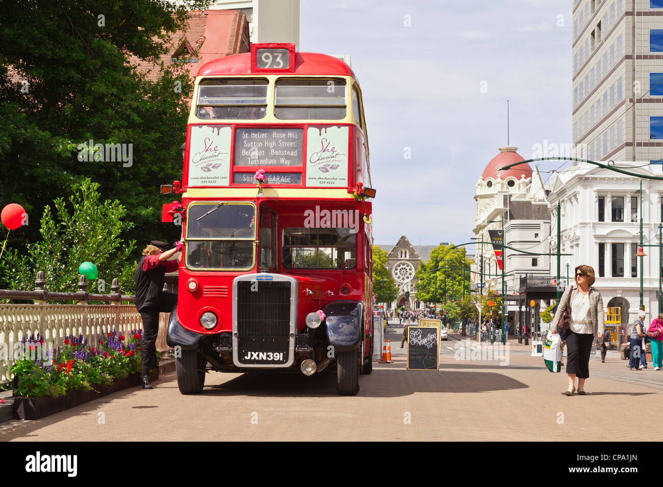London Transport roten Doppeldecker-Bus gerade dabei, auf eine Tour durch Christchurch begeben. Stockfoto