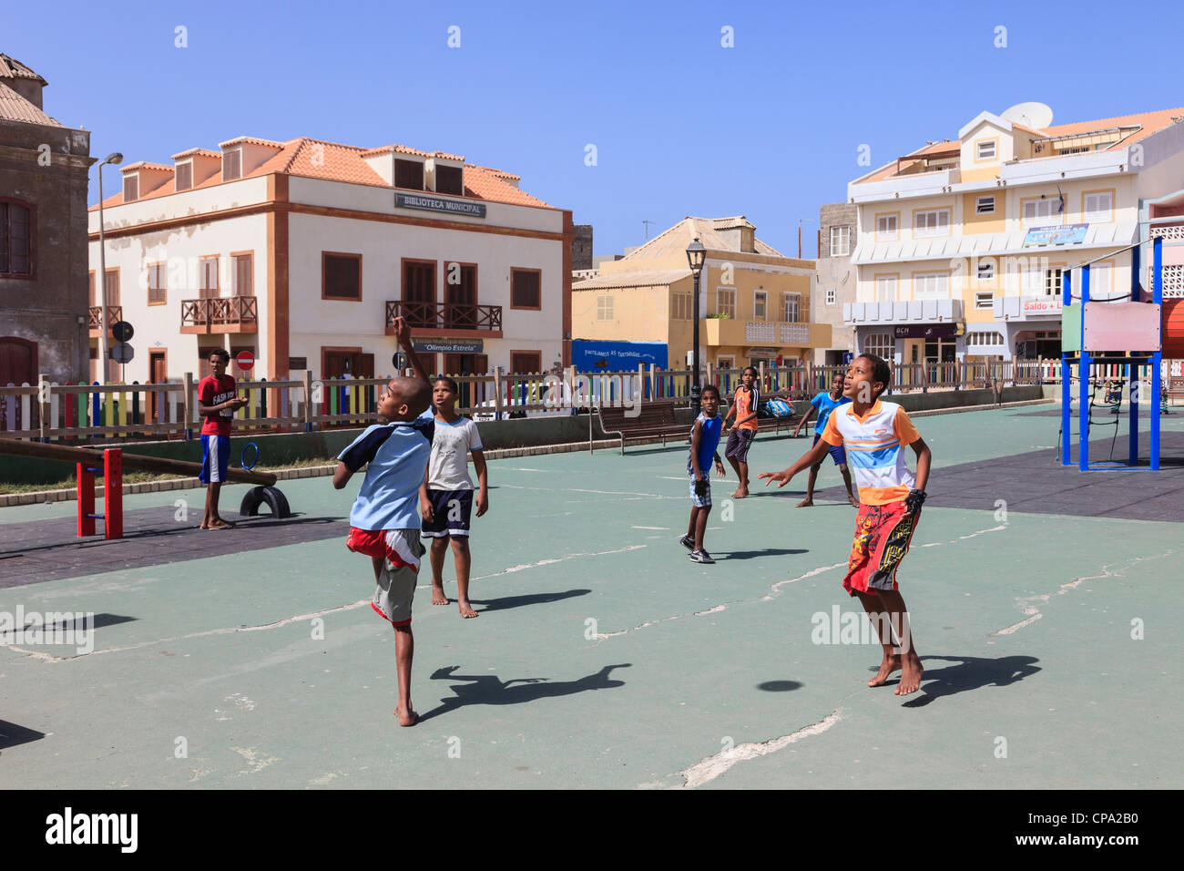 Lokalen Jungs spielen Fußball barfuß auf dem Kinderspielplatz auf dem Hauptplatz in Sal Rei, Boa Vista, Kap Verde Inseln Stockfoto