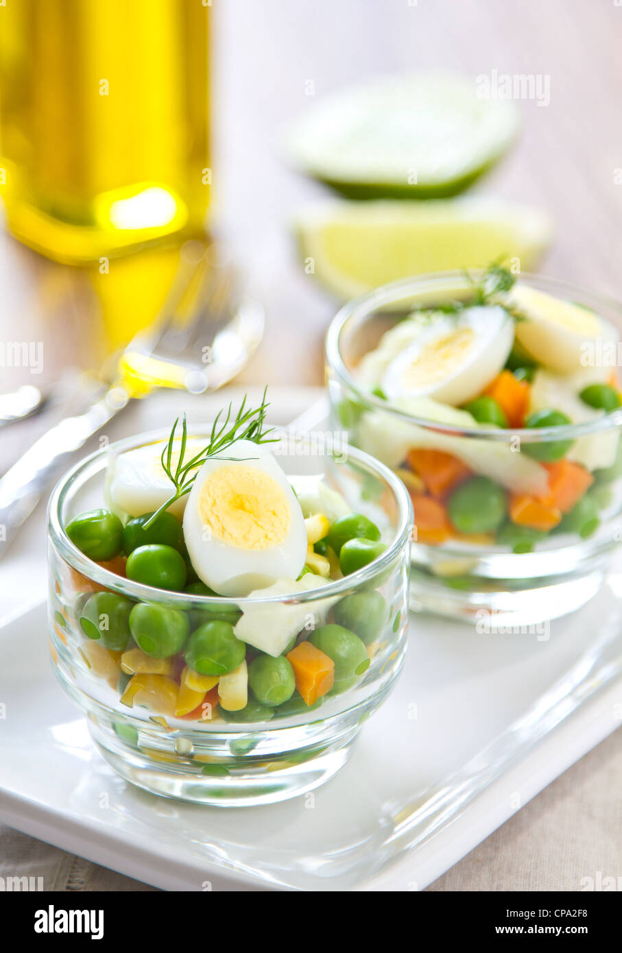 Wachtelei mit Erbsen-Salat Stockfoto