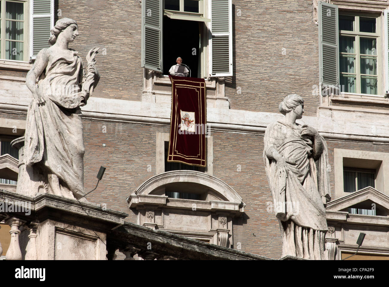Papst Benedictus XVI. auf dem Angelus. Der Petersplatz. Vatikanstadt, Rom, Italien Stockfoto