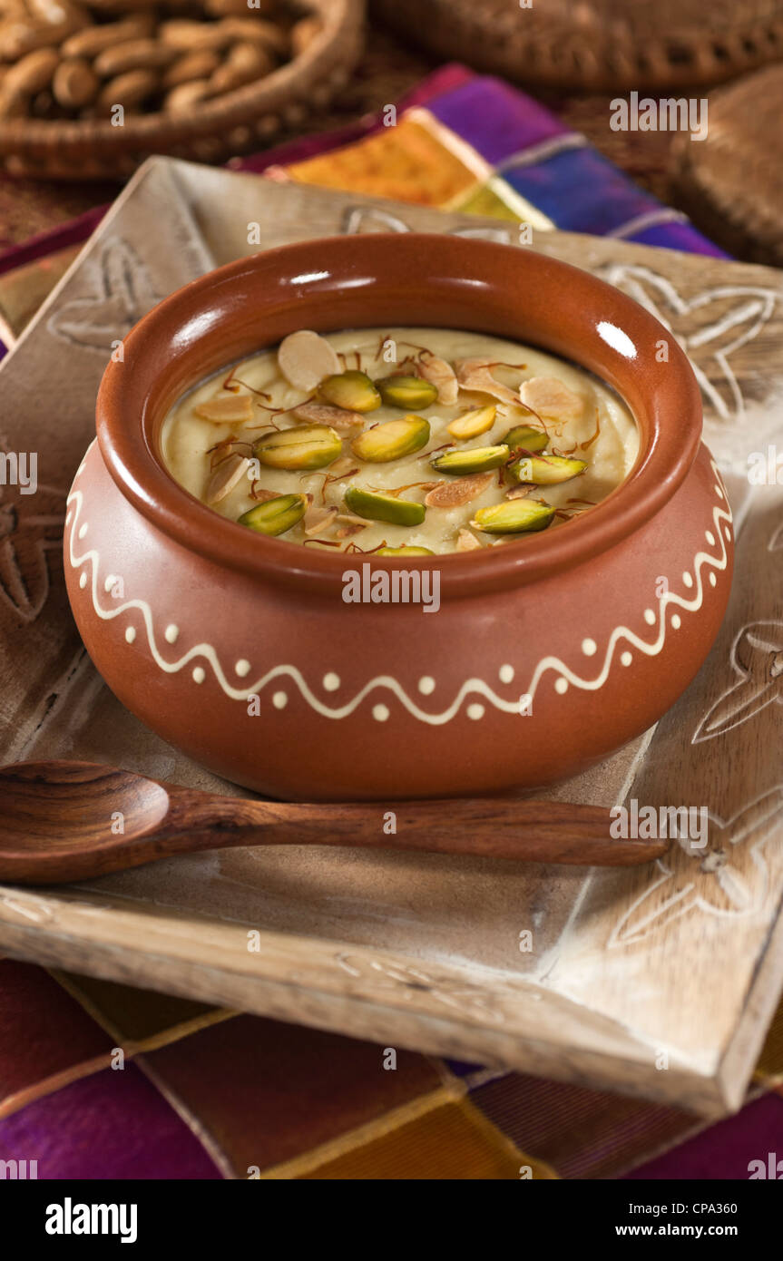 Badam Phirni Mandeln und Safran Dessert Indien Essen Stockfoto