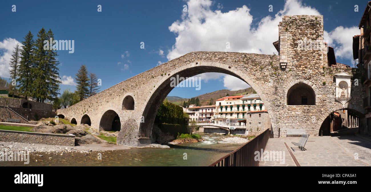 Die mittelalterliche Brücke (Pont Nou) über den Fluss Ter bei Camprodon, Girona, Katalonien, Spanien Stockfoto