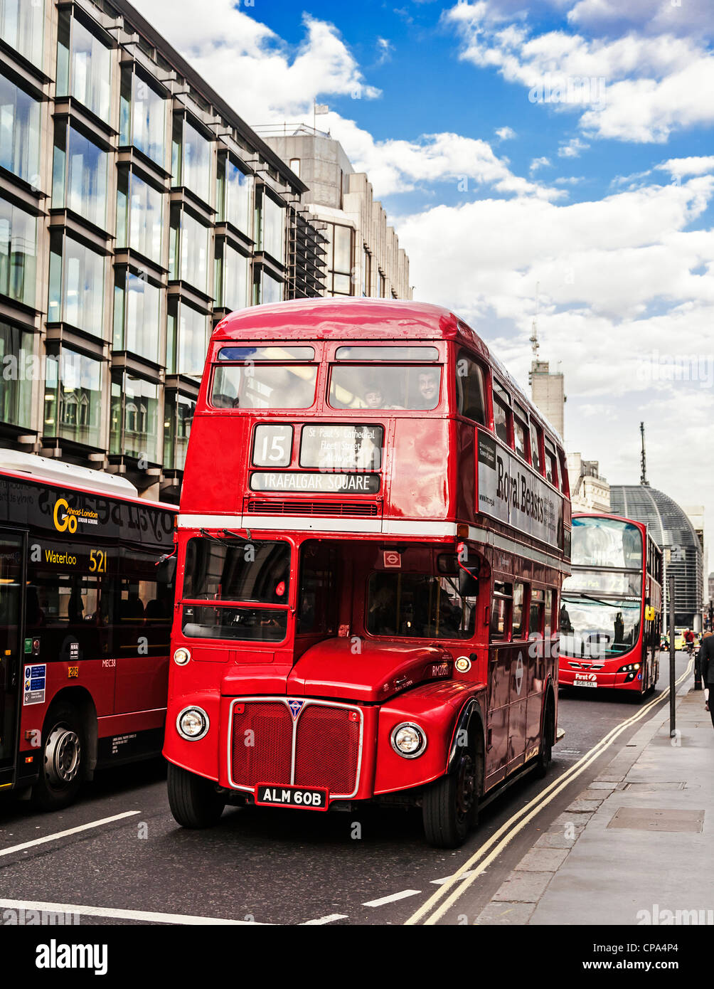 Eine alte rote Londoner Routemaster Bus Richtung Trafalgar Square, London, England. Stockfoto