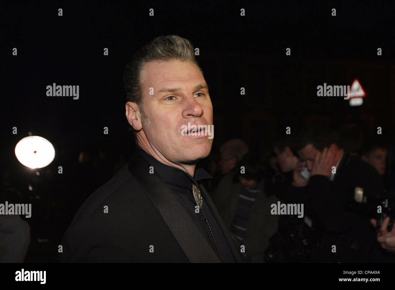 Mark Kermode besucht eine Film-Premiere in Goersion, South Wales, gekleidet in Anzug und Krawatte. Stockfoto