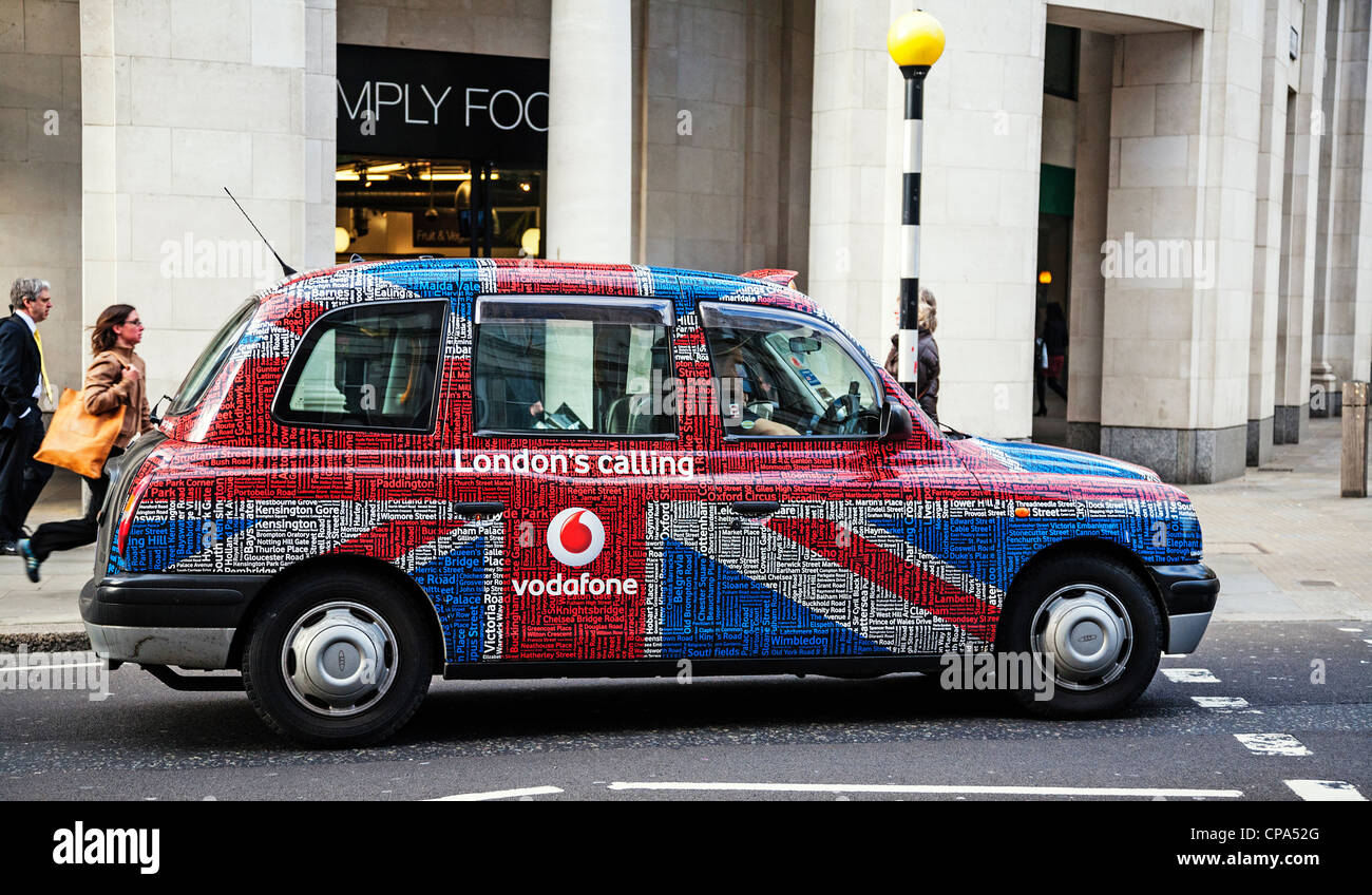 London-Taxi in Vodafones Gösch Livree, London, England. Stockfoto