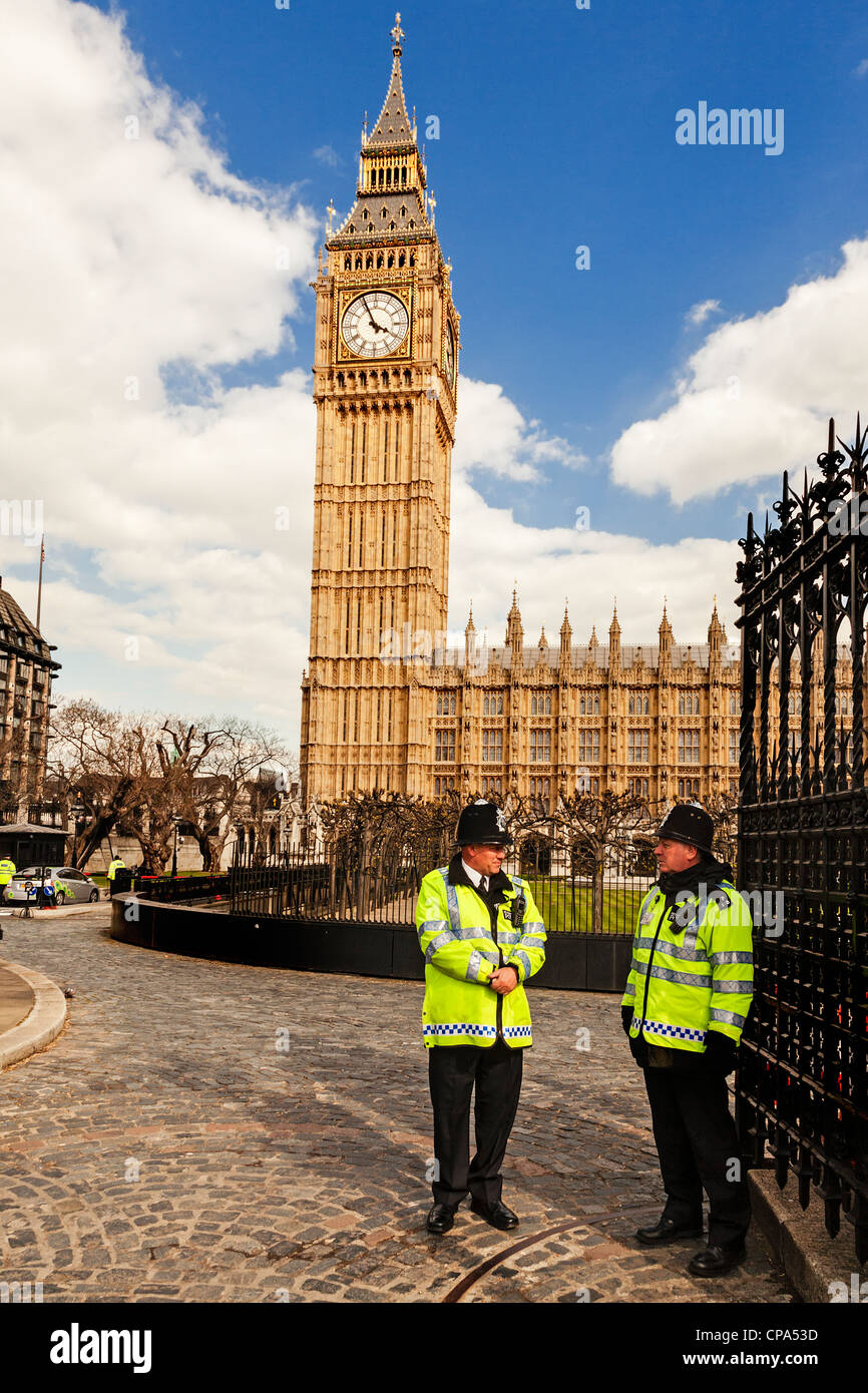 Zwei Polizisten Wache am Eingang zum Westminster Palace, London, England. Stockfoto