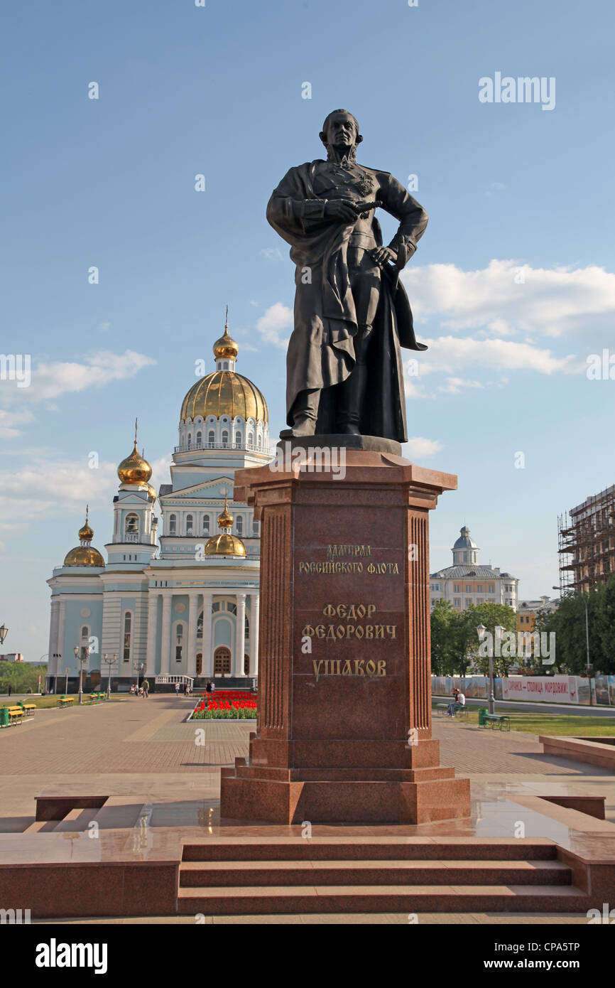 Russland. Saransk. Admiral Fyodor Ushakov Kirche und statue