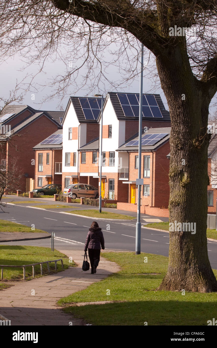 Neues Gehäuse mit Photovoltaik-Anlagen auf Dach, Birmingham, England, UK Stockfoto