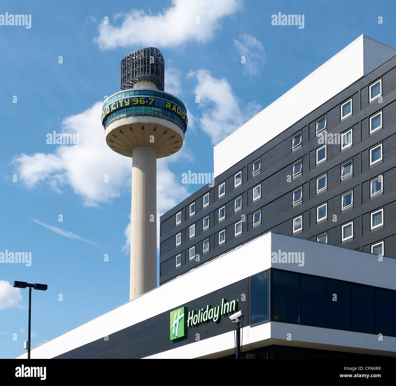 Holiday Inn Hotel mit Johanniskirche Leuchtfeuer in Liverpool UK Stockfoto