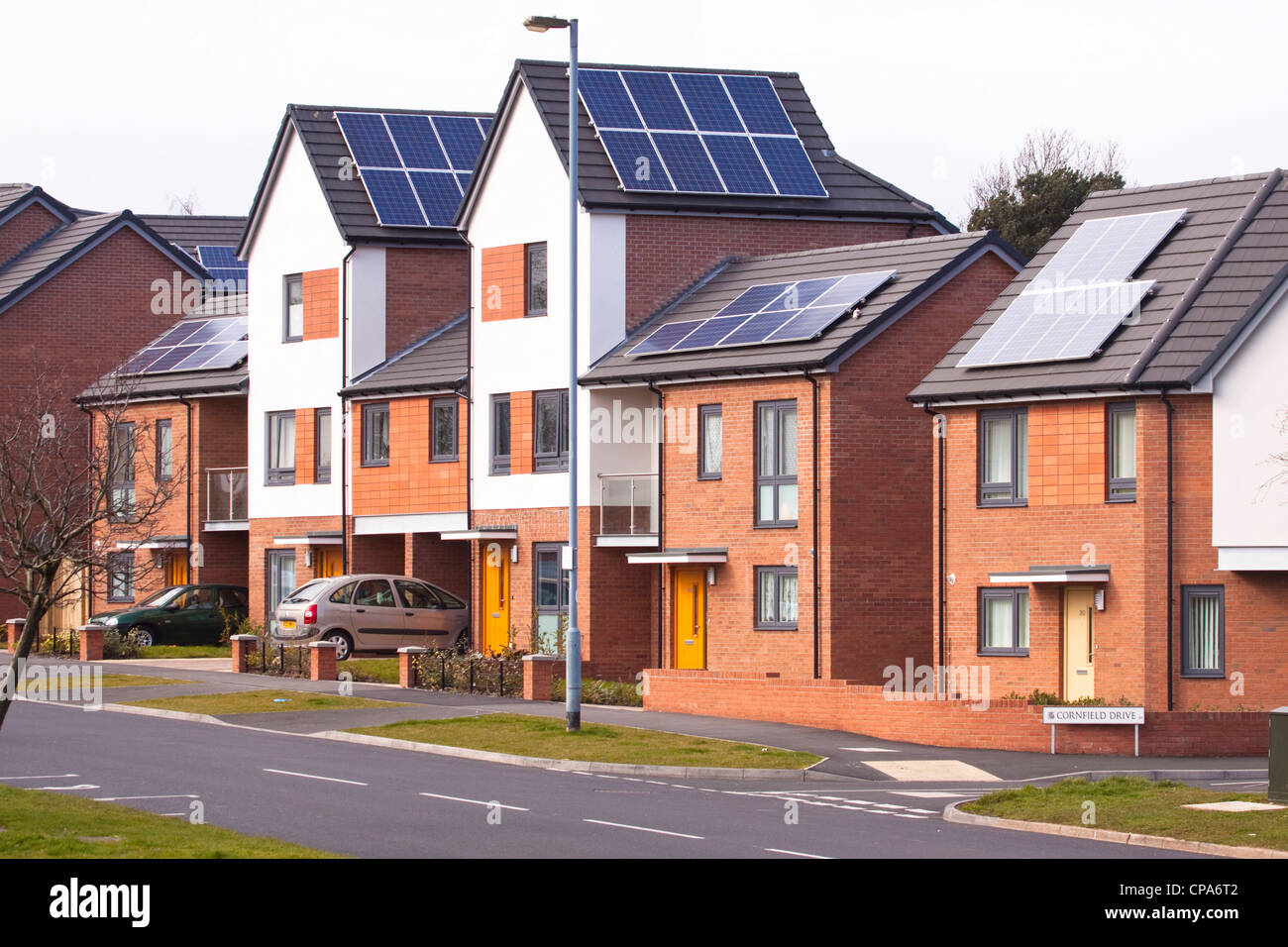 Neues Gehäuse mit Photovoltaik-Solaranlagen Systeme auf Dach, Birmingham, England, UK Stockfoto