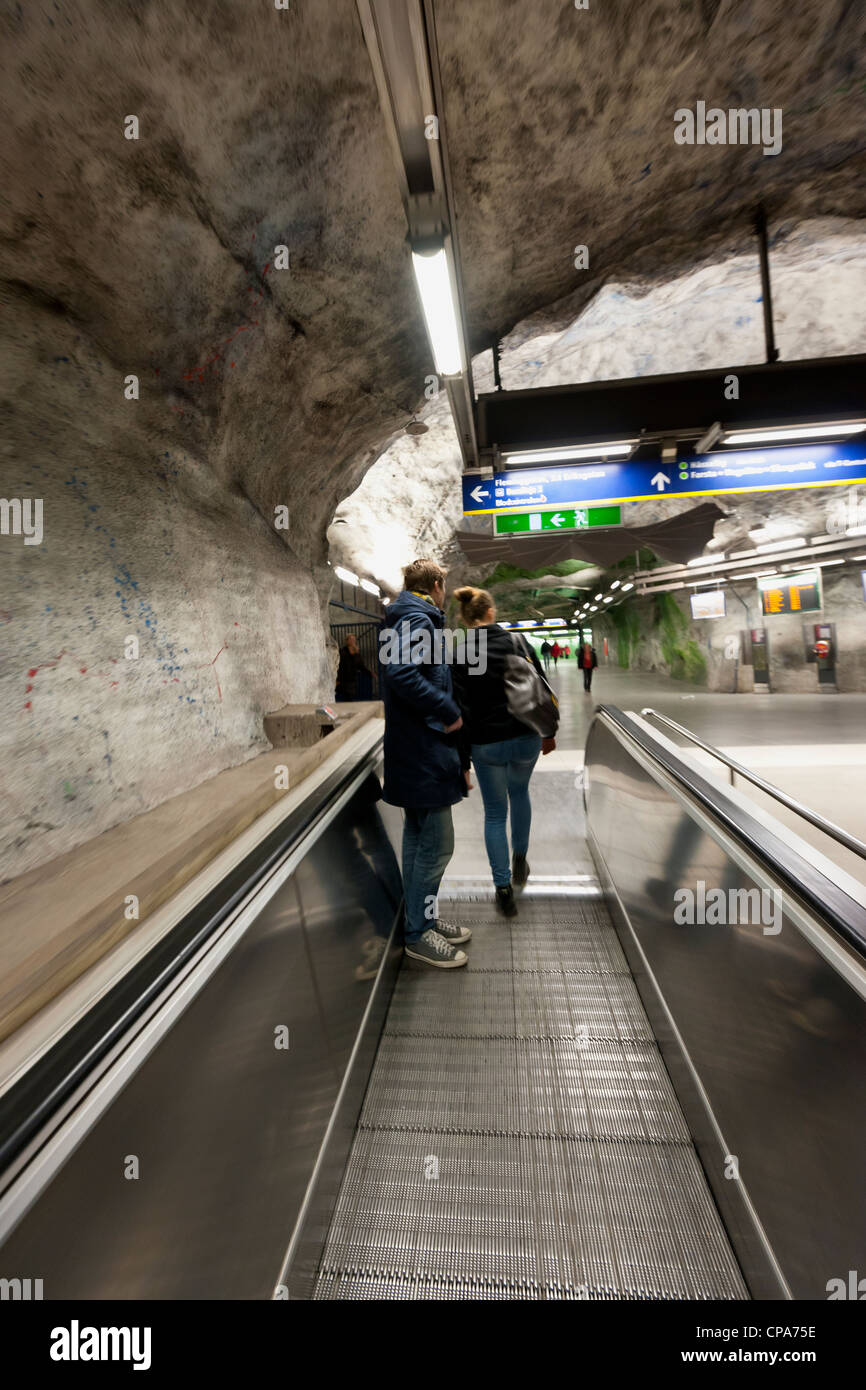 Teenager-Paar an einer u-Bahnstation Stockfoto