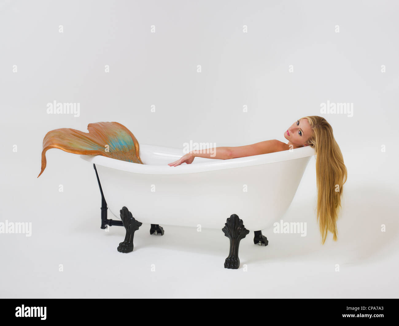 Blonde Nixe in ihrer Victoria Albert Klaue Fuß Badewanne legen Stockfoto
