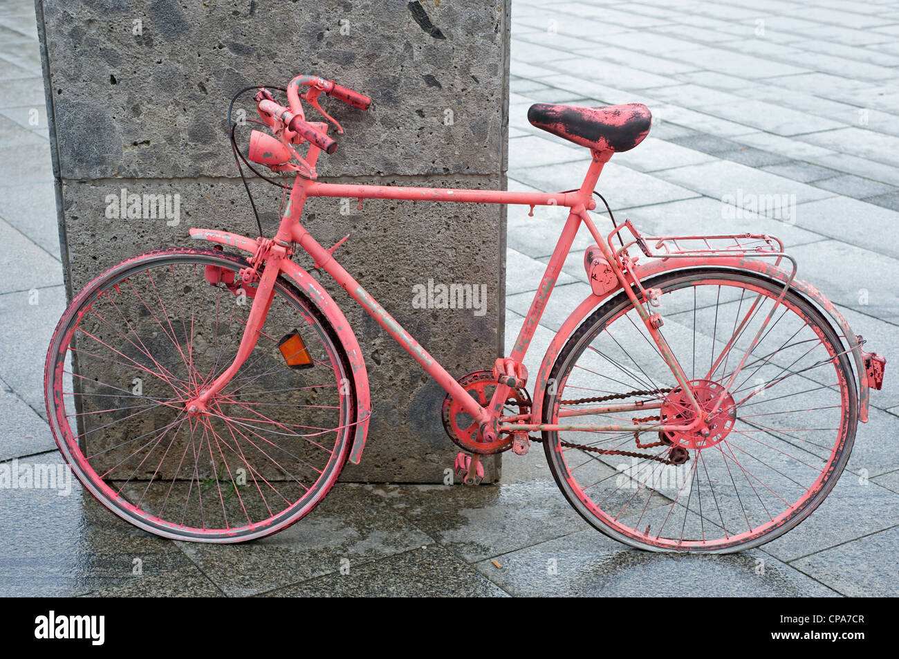 Fahrrad in rosa Farbe lackiert Stockfoto