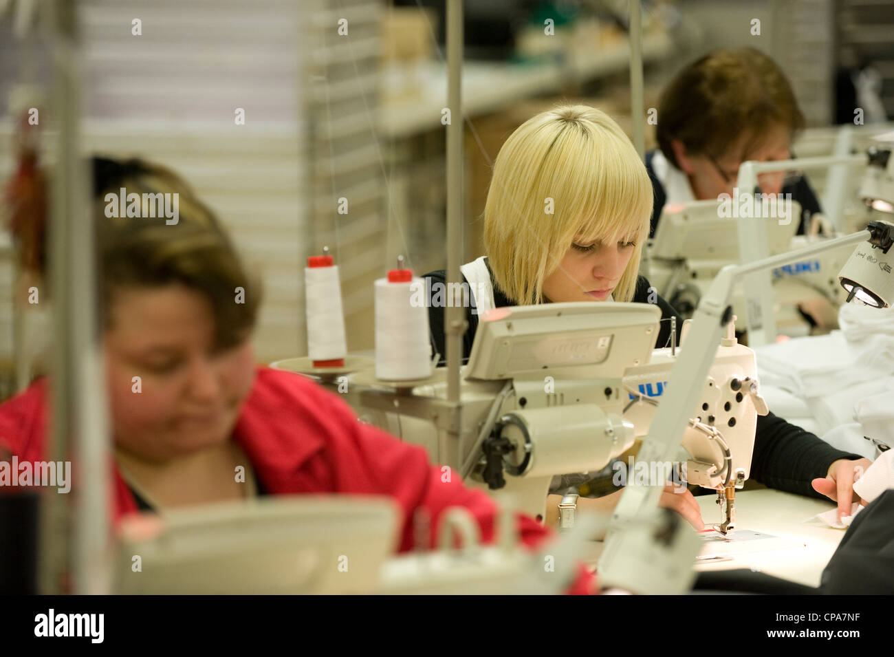 Weiblichen Auszubildenden Schneider an Nähmaschinen, Burladingen, Deutschland Stockfoto