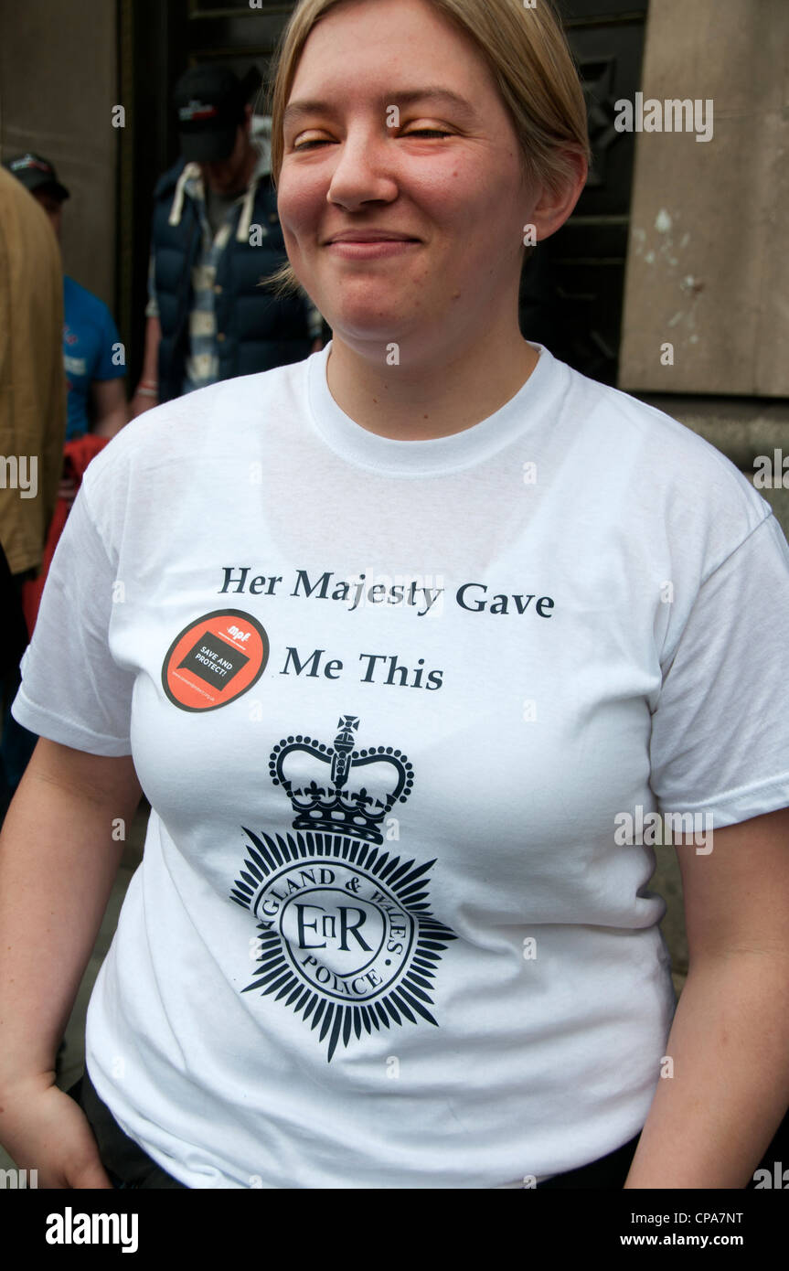 Ein dienstfrei Polizistin hat ein t-Shirt mit Polizei Wappen und Worte  "ihre Majestät gab mir das" (und auf der Rückseite ein Messer  Stockfotografie - Alamy