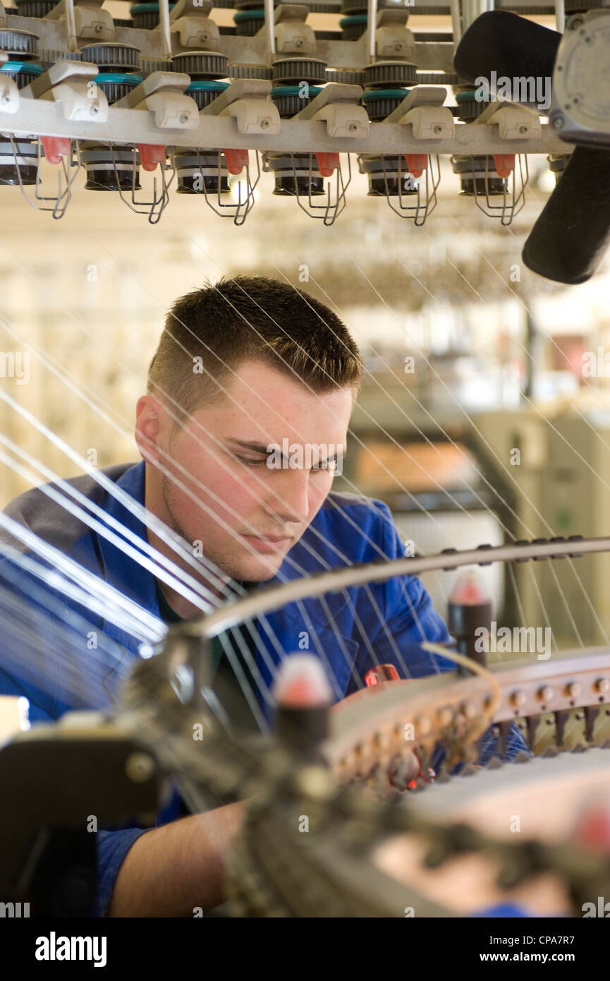 Trainee bei einer Strickmaschine, Burladingen, Deutschland Stockfoto