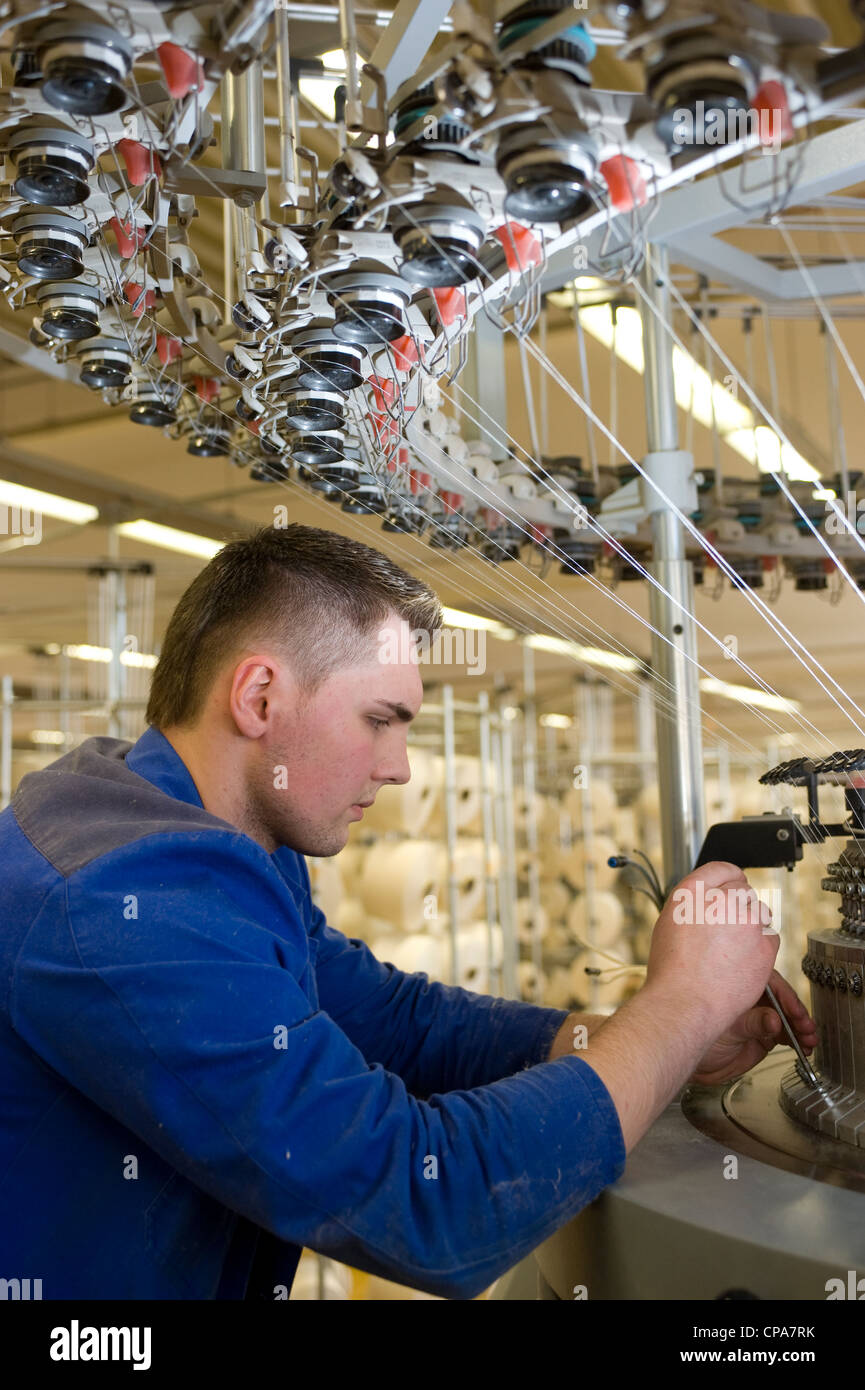 Trainee bei einer Strickmaschine, Burladingen, Deutschland Stockfoto