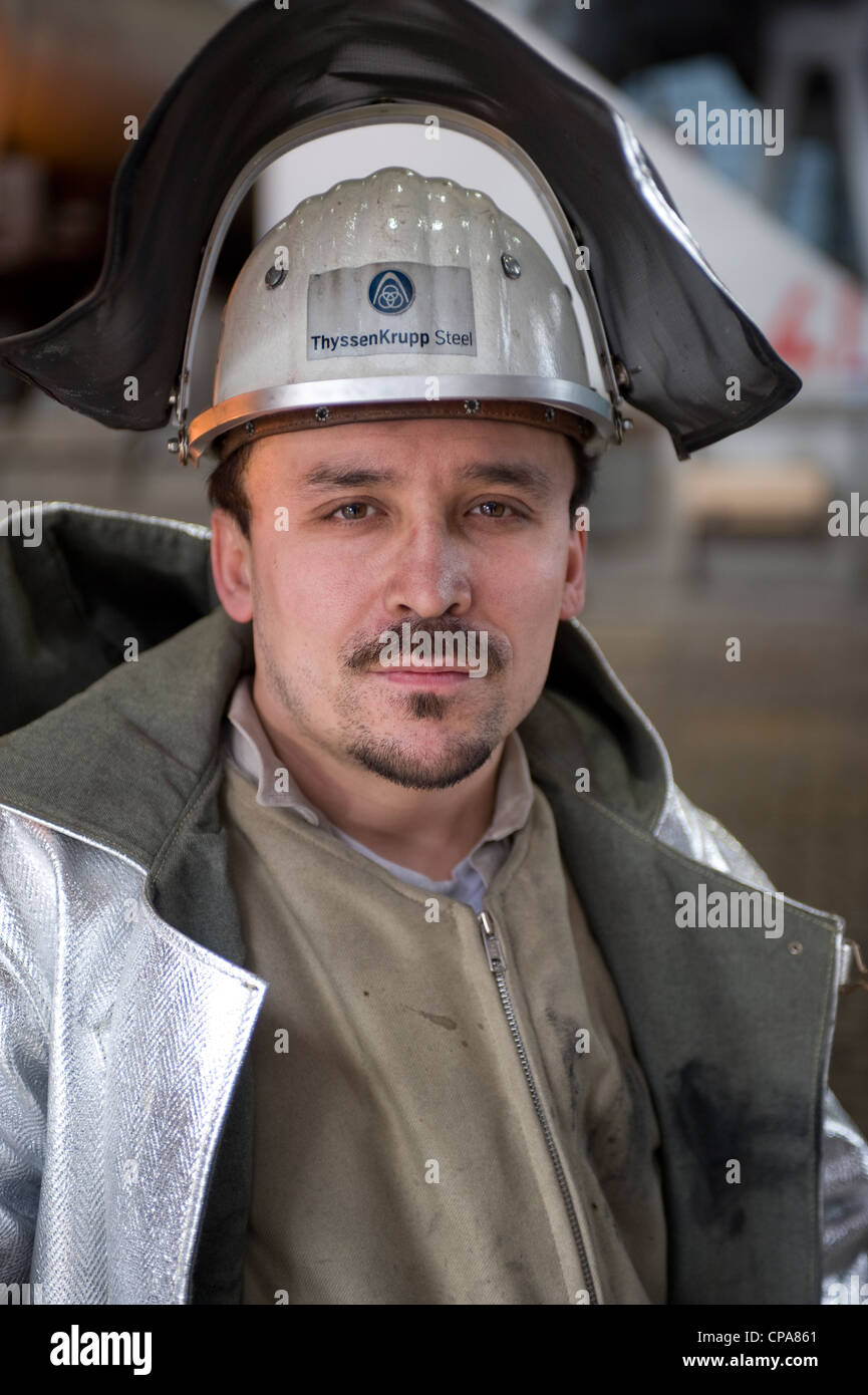 Ein Arbeiter bei der ThyssenKrupp Steel AG in Schutzkleidung, Duisburg, Deutschland Stockfoto
