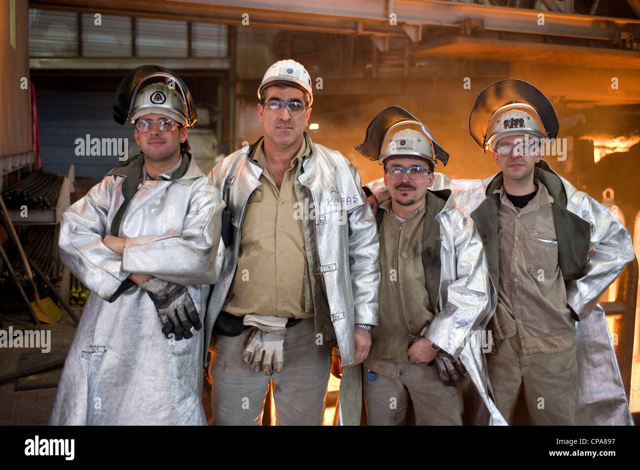 Ein Arbeiter bei der ThyssenKrupp Steel AG in Schutzkleidung, Duisburg, Deutschland Stockfoto