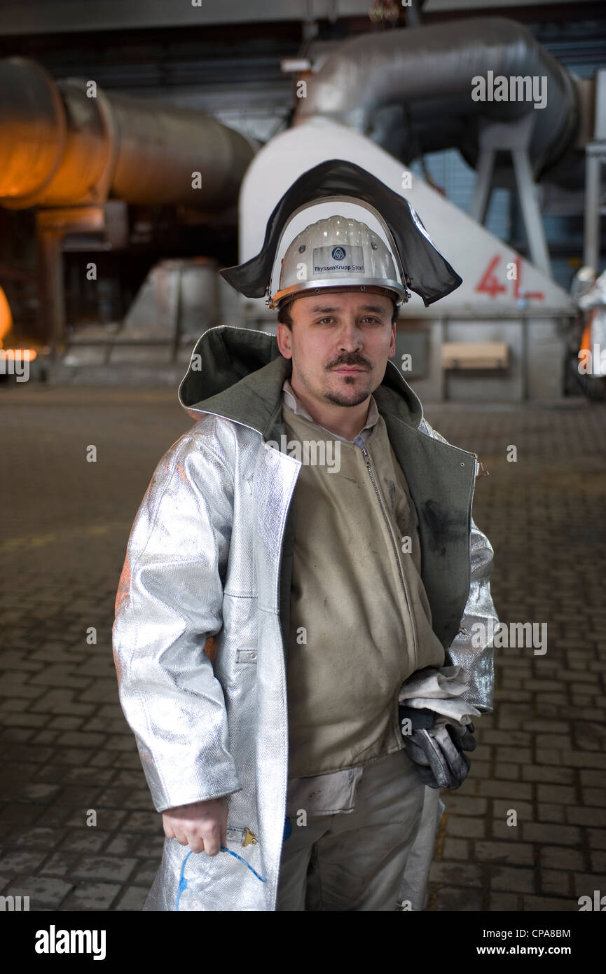 Ein Arbeiter bei der ThyssenKrupp Steel AG in Schutzkleidung, Duisburg, Deutschland Stockfoto