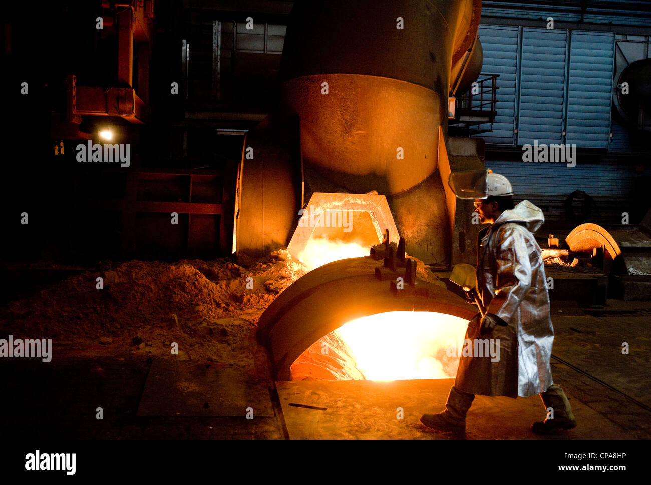 Ein Arbeiter in der neuen Hochofen 8 bei der ThyssenKrupp Steel AG, Duisburg, Deutschland Stockfoto