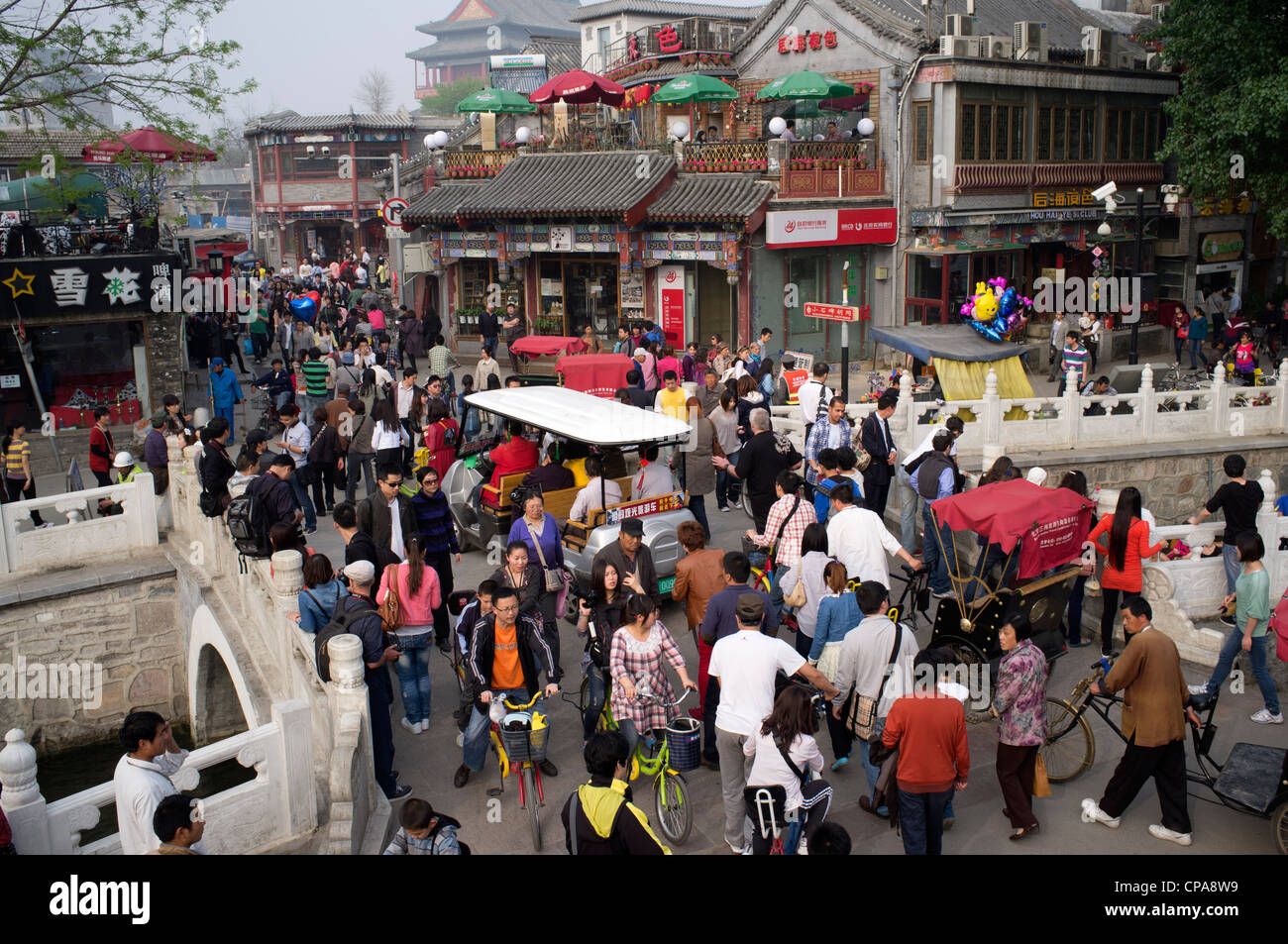 Belebte Straße auf historische Brücke neben beliebten Touristenort am Houhai See in Peking China Stockfoto