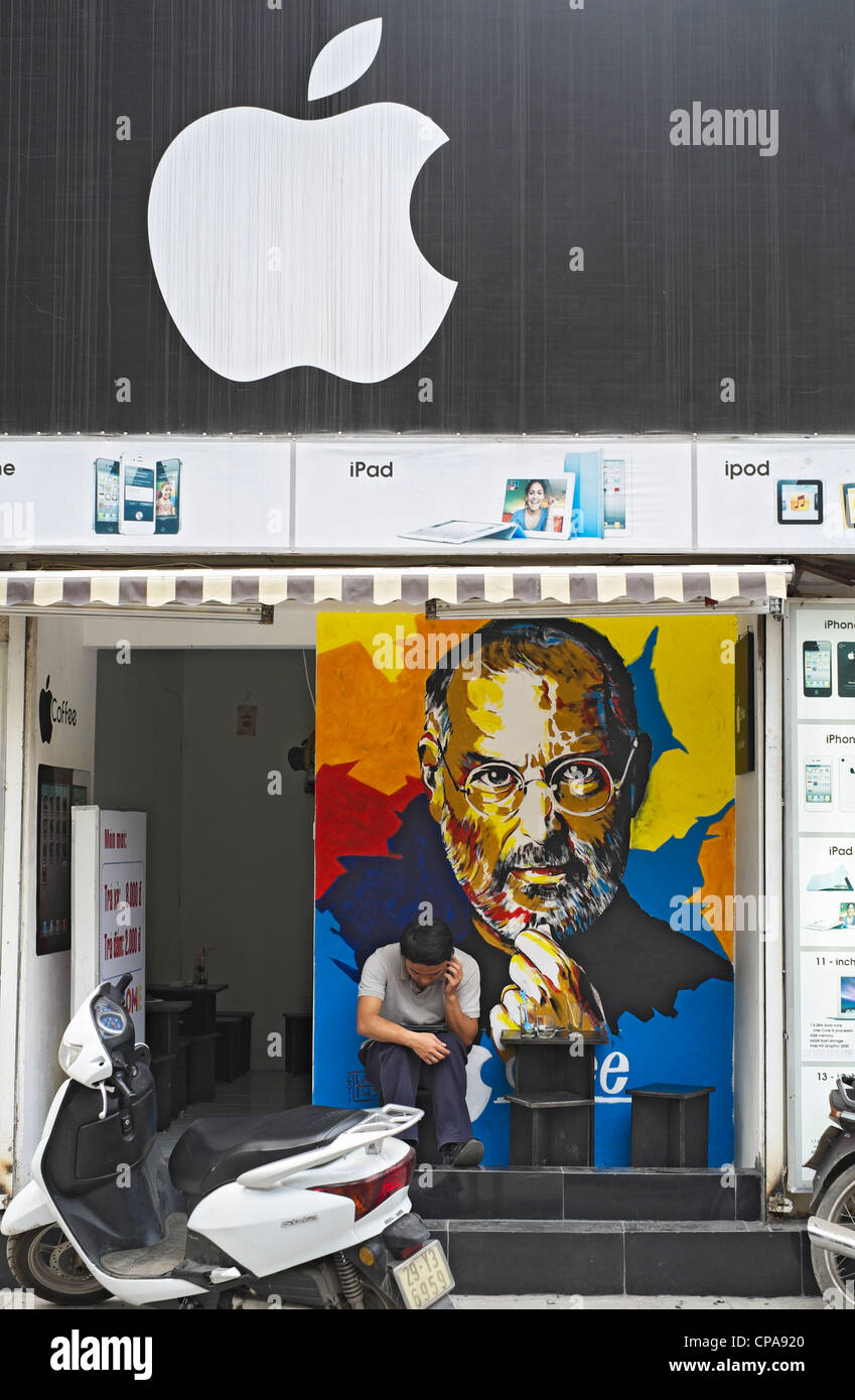 Kleinen Apple-Computer-Shop mit Portrait von Steve Jobs in Hanoi Vietnam Stockfoto